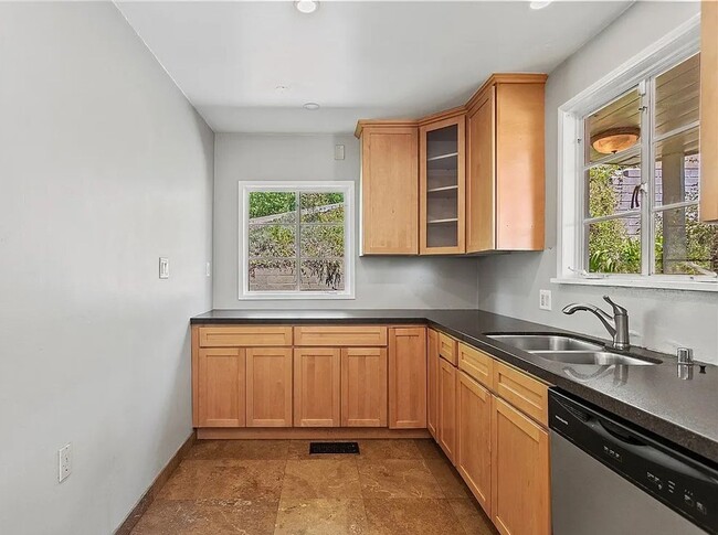 Building Photo - Gorgeous 3 bd 2 ba + Den Single Family hom...