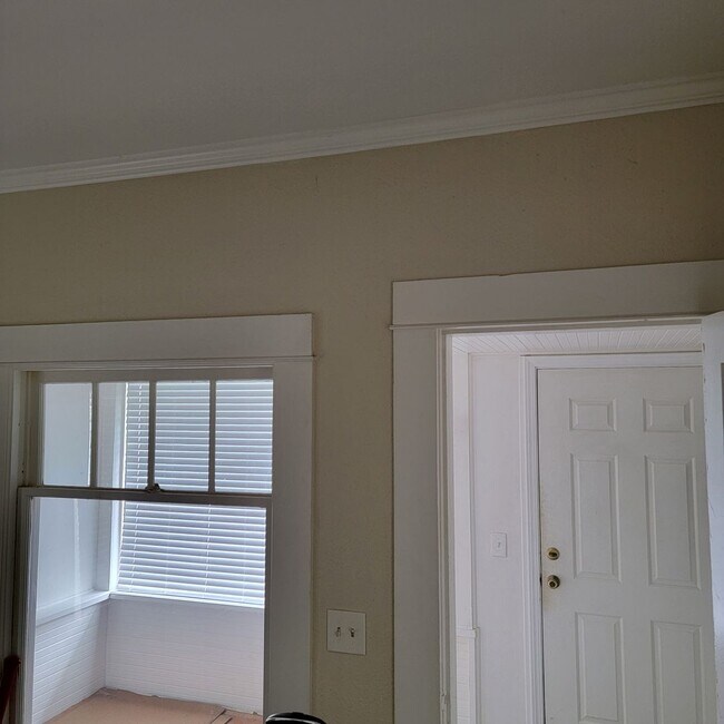 Building Photo - Charming 2-Bedroom House Near Downtown Oak Harbor