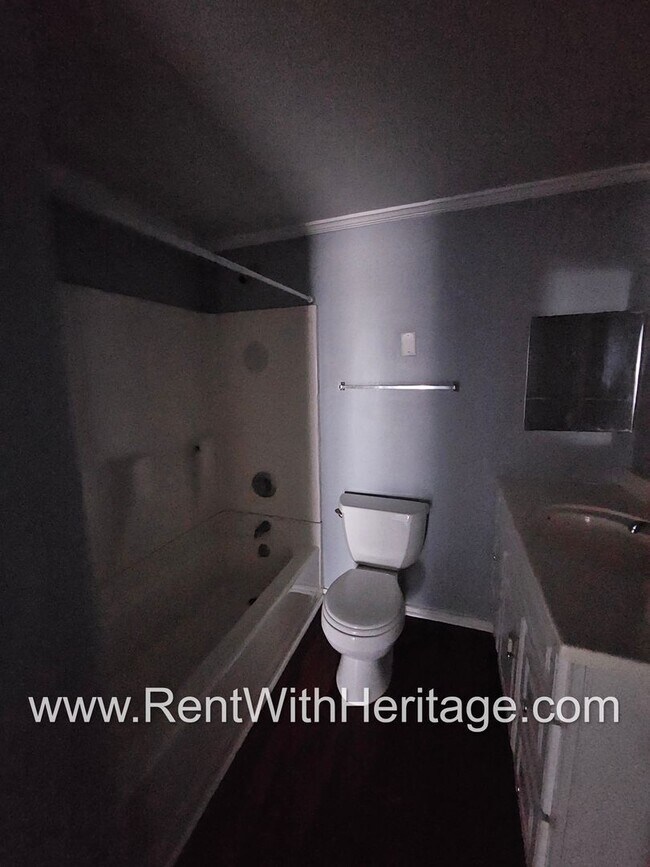 Building Photo - GORGEOUS HISTORICAL APARTMENT HOME / TOTALLY UPGRADED INTERIOR / CLOSE TO EVERYTHING!