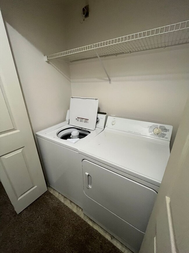 Building Photo - 2-Bedroom 1-Bathroom Apartment in 3 unit building