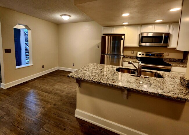 Building Photo - Beautiful Ground Floor 2 Bed 2 Bath Condo! Sunroom!