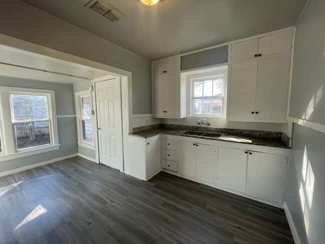 Building Photo - Super Cute Two Bedroom One Bath Home