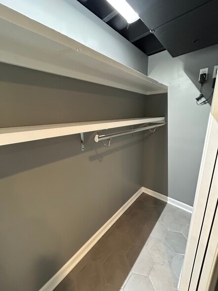 Building Photo - 1008 Lambeth Dr