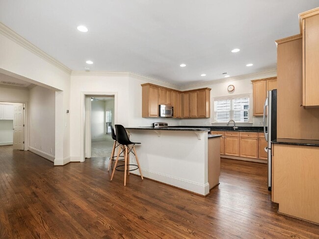 Building Photo - Super cute bungalow in Chantilly with rocking chair front porch!