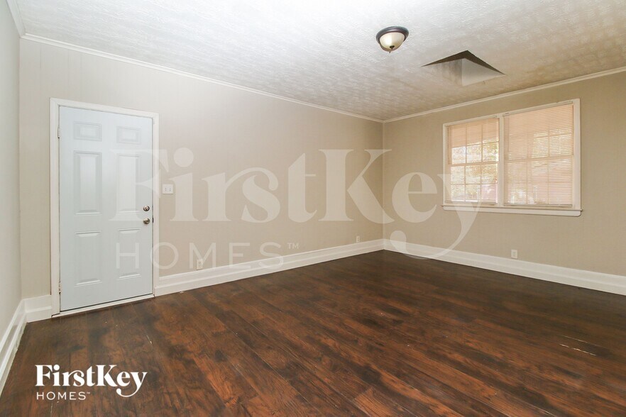 Building Photo - 2030 Chestnut Hill Cir