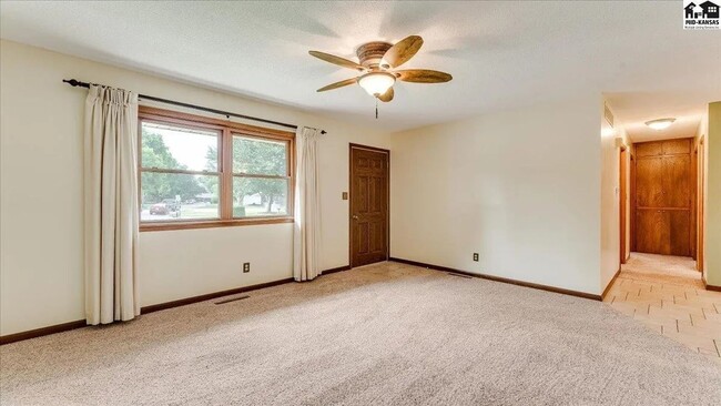 Building Photo - 3 bedroom, 1.5 bath, 2 car garage - Great ...