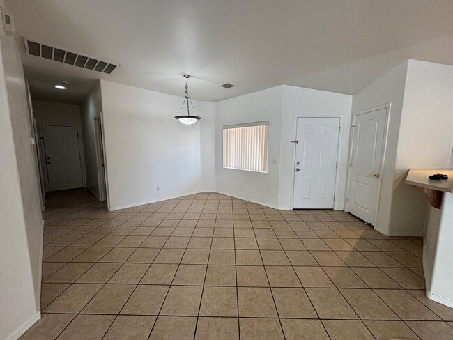 Building Photo - 5036 E Catalina Ct