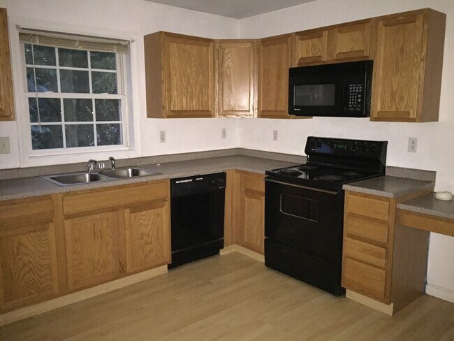 Building Photo - 13 Meadow St