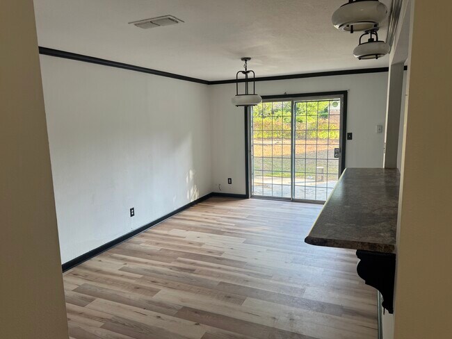 Building Photo - Red Bud Ln