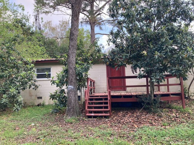 Building Photo - 3 bed 1 bath House With Fenced-in Yard, Av...