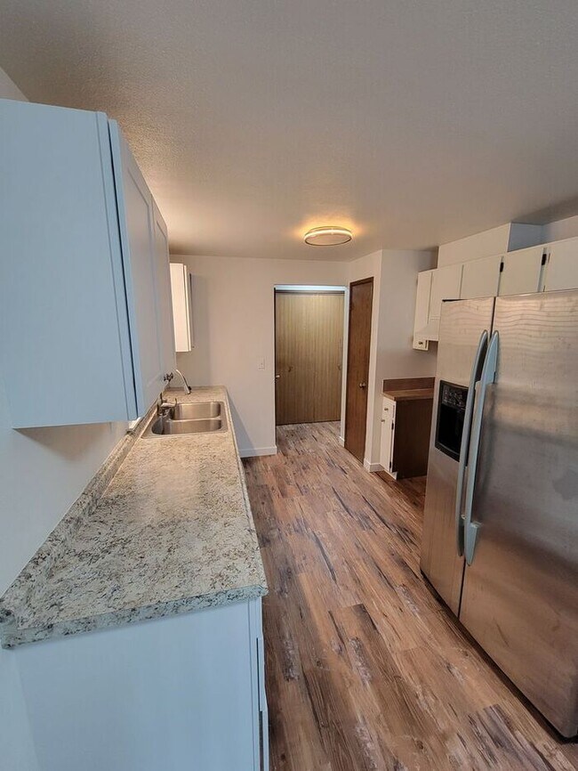 Building Photo - AVAILABLE NOW West Olympia 2bdr 1.5bath Townhome w/ garage & parking