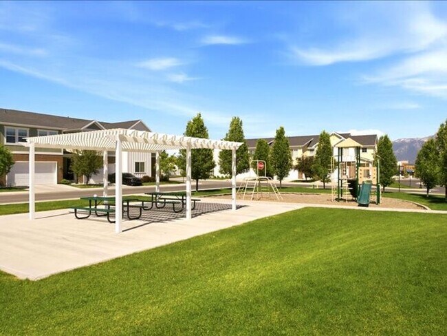Building Photo - Herriman Lovely 3 bed, 2.5 bath Townhome