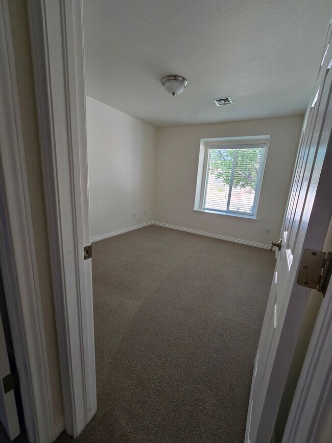 Building Photo - Beautiful single level townhouse located in quiet northwest area.