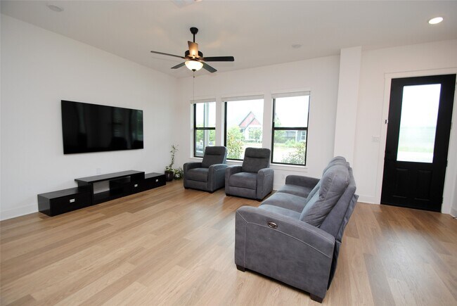 Building Photo - 18643 Parkland Row Dr