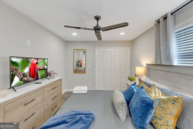 Building Photo - 155 Parkview Dr SE