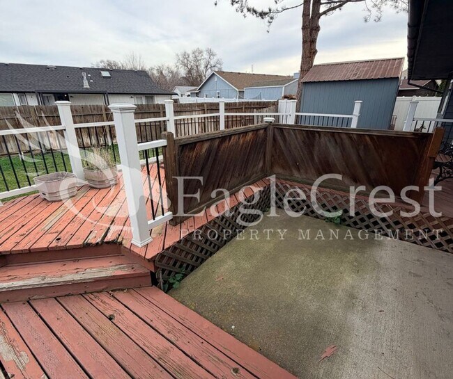 Building Photo - Thoughtfully Designed 3 Bedroom 2 bathroom Home with Open Kitchen and Private Deck