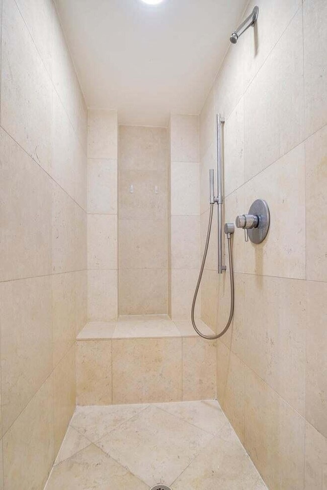 Building Photo - 495 Brickell Ave