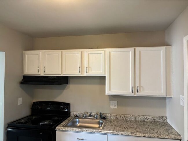 Building Photo - Charming 2-bedroom and 1-bathroom house lo...