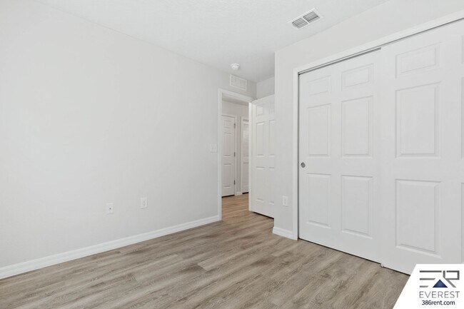 Building Photo - LIKE NEW 3/2/1 TOWNHOUSE IN DESIRABLE SEMINOLE WOODS