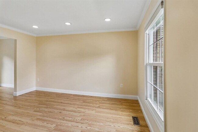 Building Photo - Lovely 2 BR Townhome off Wootton Parkway. Available NOW!