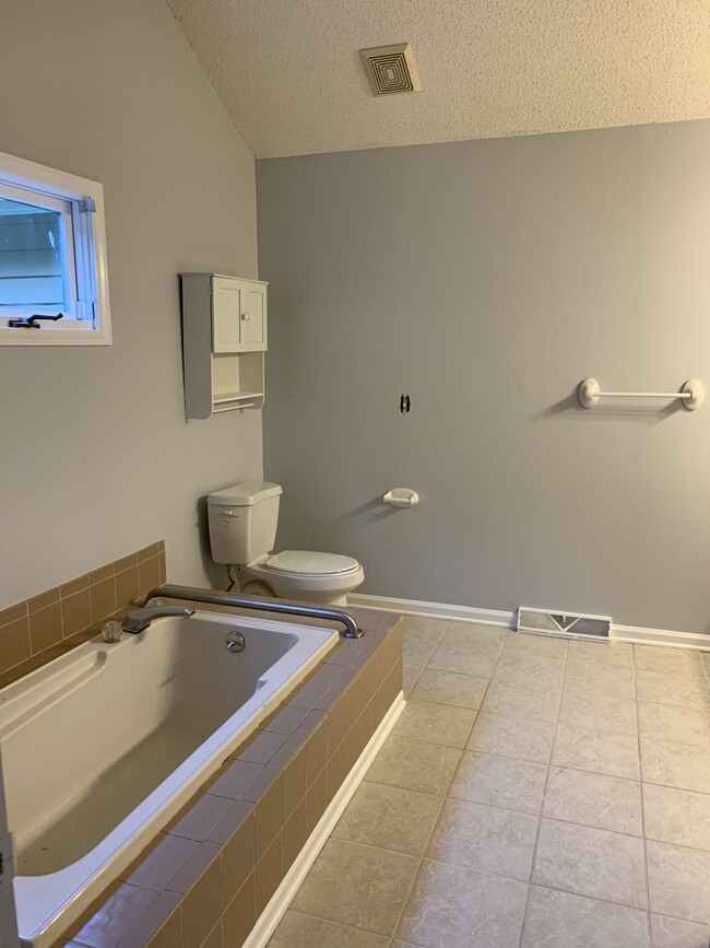 Master bath - 2213 Briar Glen Rd