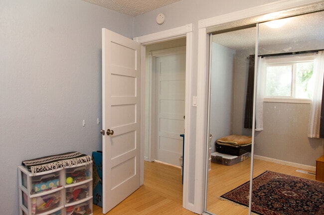Building Photo - Available 10/11 – West Seattle Gem with Pr...
