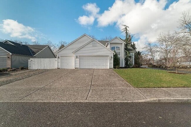 Building Photo - Beautiful Custom Home