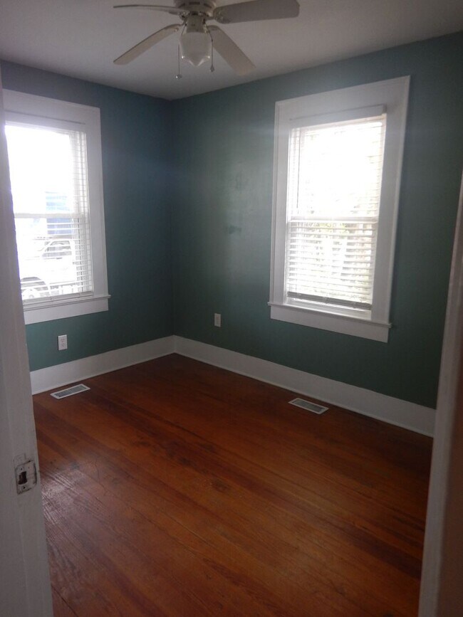 Building Photo - 3 Bedroom 2 Bath house on level lot. Pet Friendly