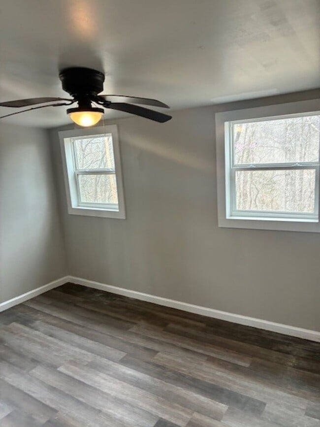 Building Photo - Rustic Country Home on 35 Acres in Bethpage, TN