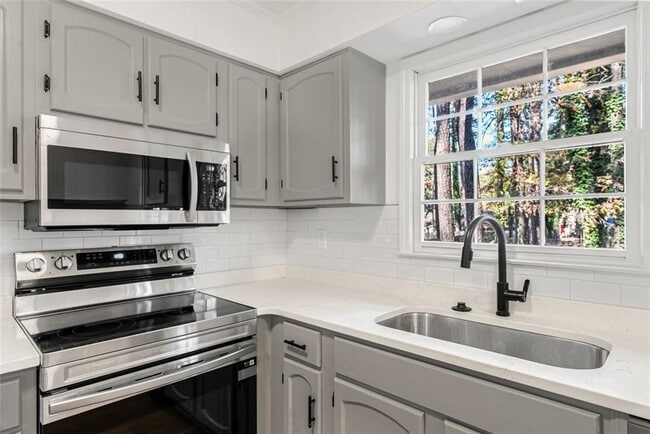 Building Photo - 444 Wellington Way