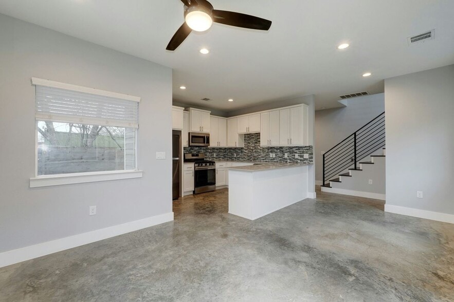 Building Photo - 6902 Carver Ave