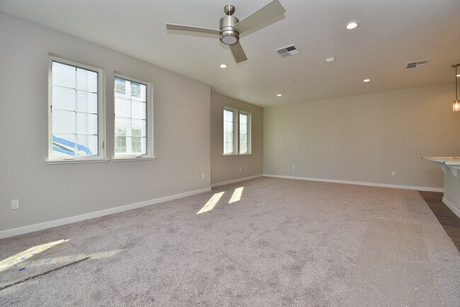 Building Photo - $4,190 / 4 BR - MODERN FREMONT TOWNHOME WITH JUNIOR SUITE, PRIVATE BALCONY & PRIME LOCATION!