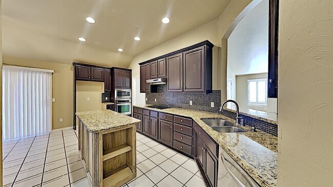 Building Photo - 6808 Sandlewood Dr