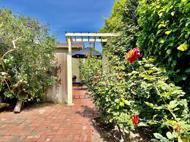 Entry gate to front patio - 1211 Vienna Way