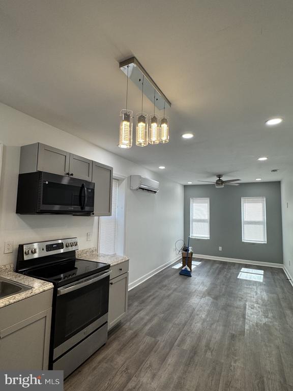 Building Photo - 214 W 8th St