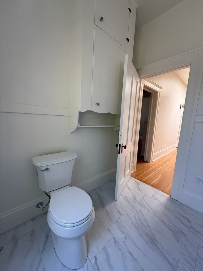 Building Photo - 2 Bedroom, 1 bathroom second floor apartme...