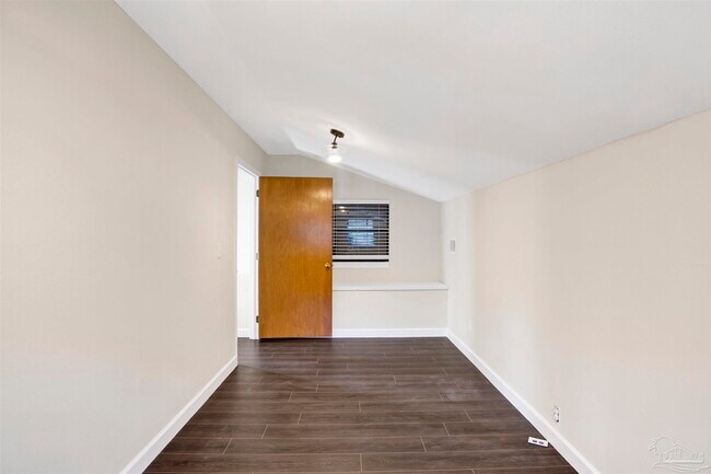 Building Photo - 525 Lakewood Rd