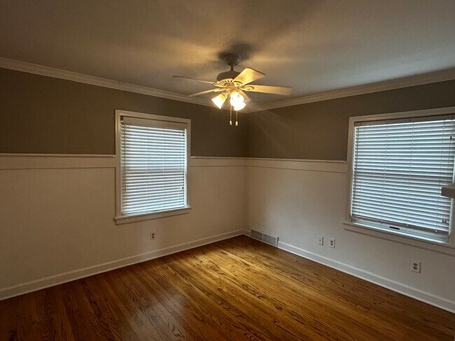 Building Photo - 2421 Clarendon Ave