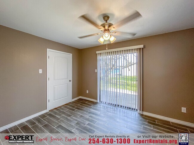 Building Photo - 2 bedroom/ 1 bath with one car garage.