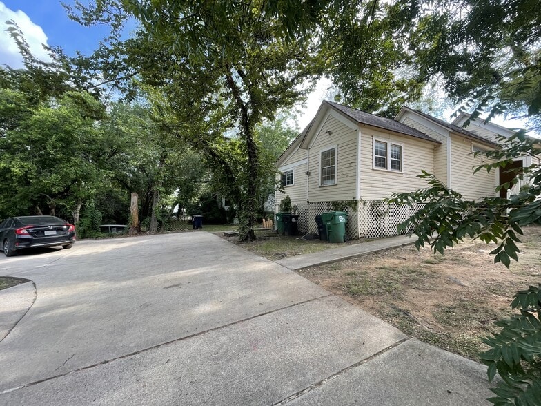 Parking in the Back - 424 Fry St