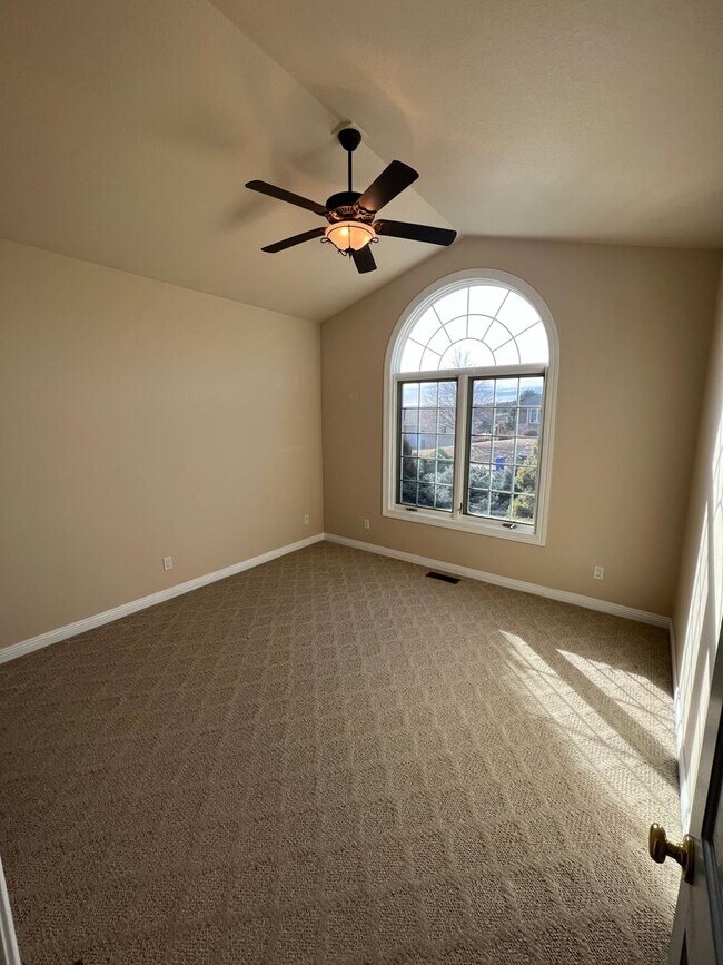 Building Photo - Beautiful Five-Bedroom, Three-Bathroom Home for Rent