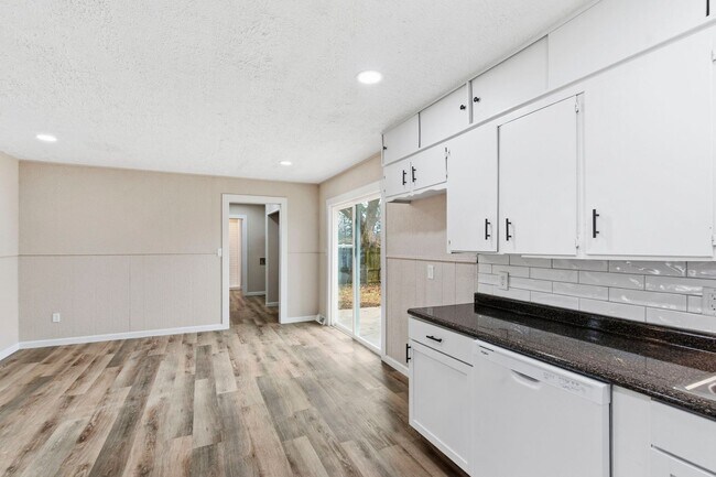 Building Photo - 4 Bedroom home 2 bath Available NOW!