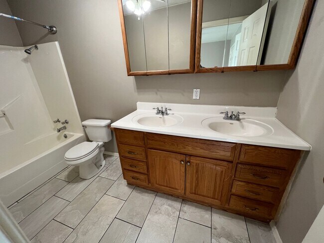 Building Photo - 3 Bed 2 Bath Total Electric House