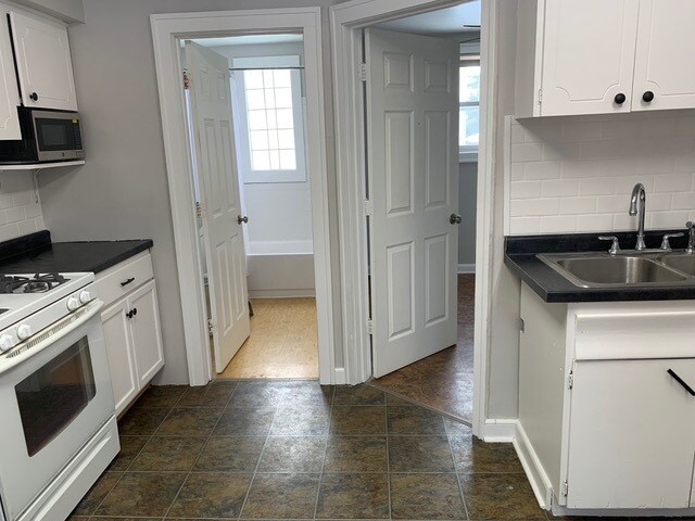 Kitchen - 427 19th Ave NE