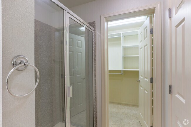 2BR,2BA - 1,240SF - Bathroom - 800 N 8th St