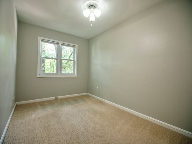 Building Photo - Charming and private 3BR, 2FB home located...