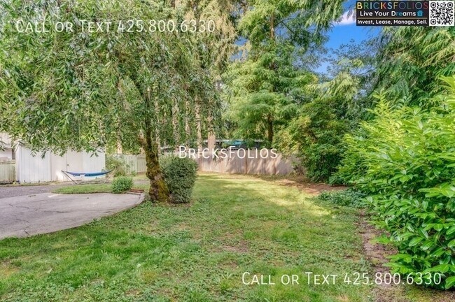 Building Photo - Find Your Perfect Oasis in Redmond! Stunni...