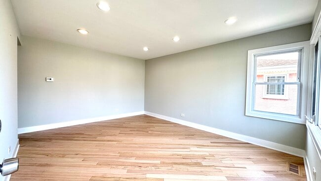 Building Photo - 4833 N Ozark Ave