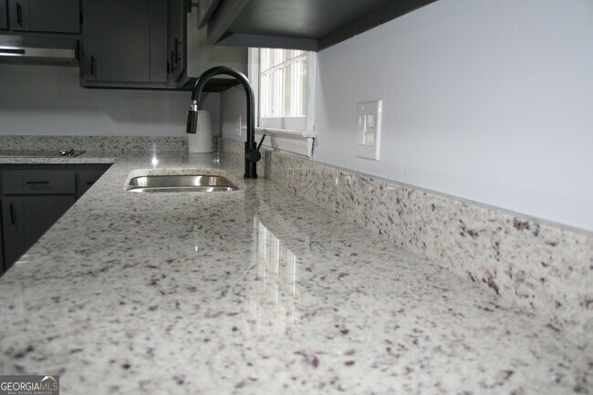 Building Photo - 2075 Pinewood Dr