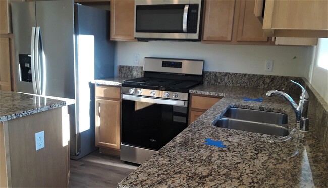 Building Photo - spacious 2 bedroom and 2.5 bath newer town...